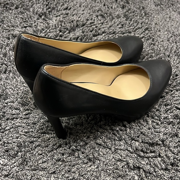 Naturalizer Heels - Picture 2 of 5